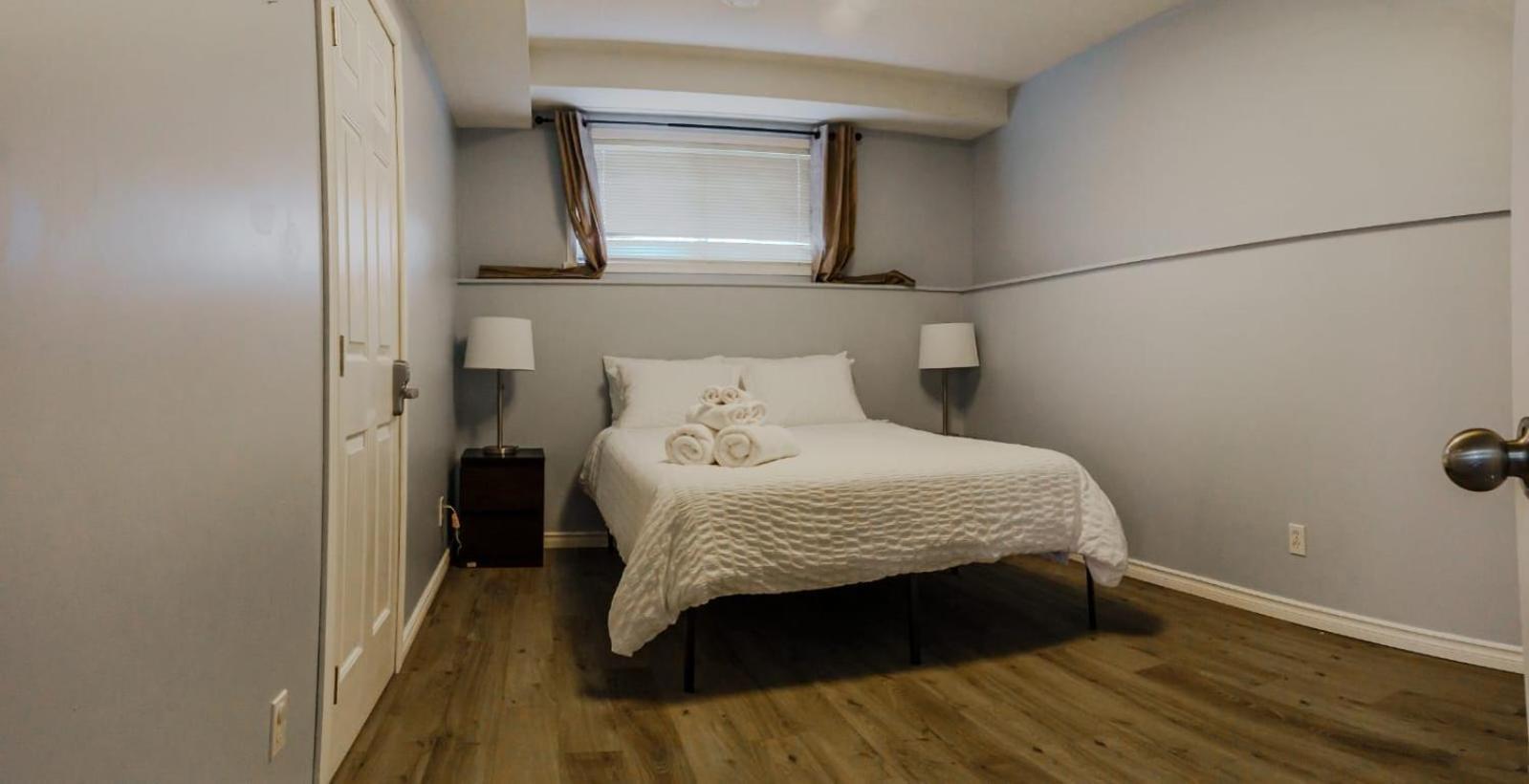The Blue Door Hotel แกรนด์แพร์รี ภายนอก รูปภาพ