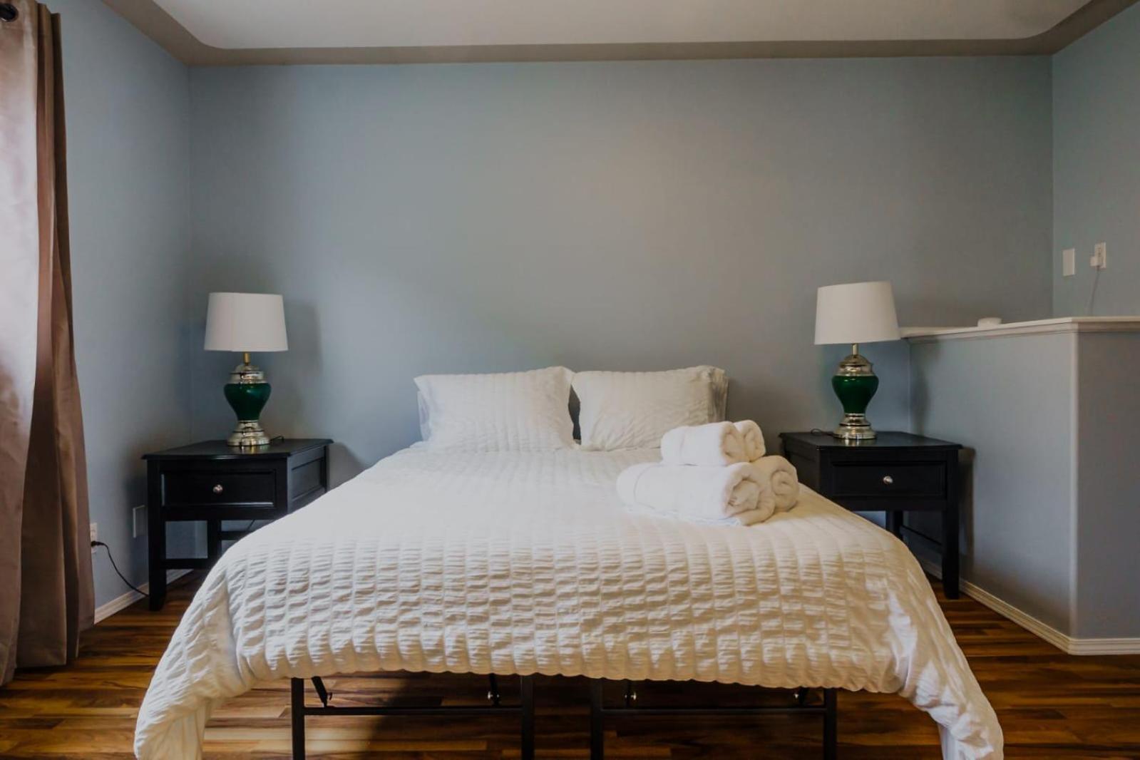 The Blue Door Hotel แกรนด์แพร์รี ภายนอก รูปภาพ