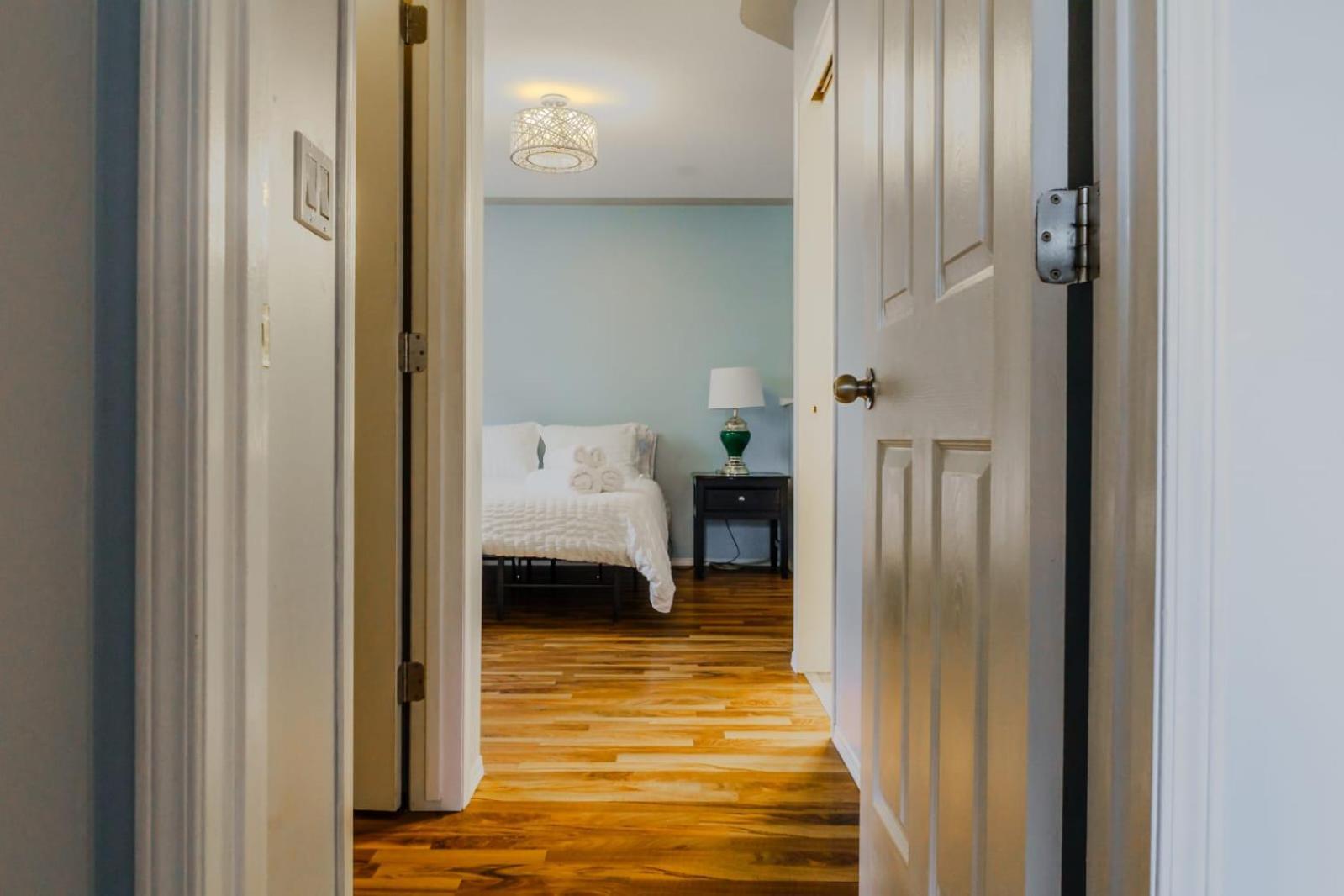 The Blue Door Hotel แกรนด์แพร์รี ภายนอก รูปภาพ